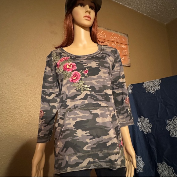 New PAPARAZZI Camo Embroidered  light  sweater Top - Picture 3 of 10
